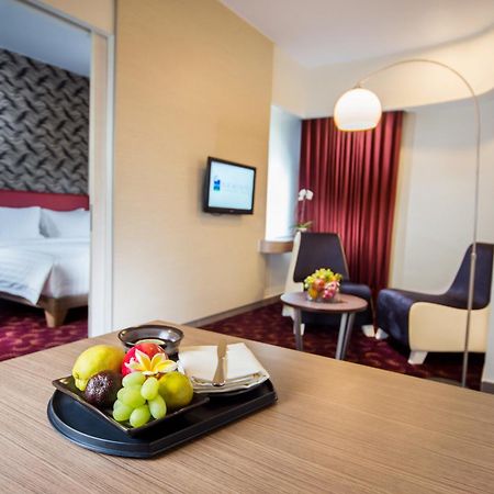 Blue Sky Hotel Petamburan Джакарта Экстерьер фото