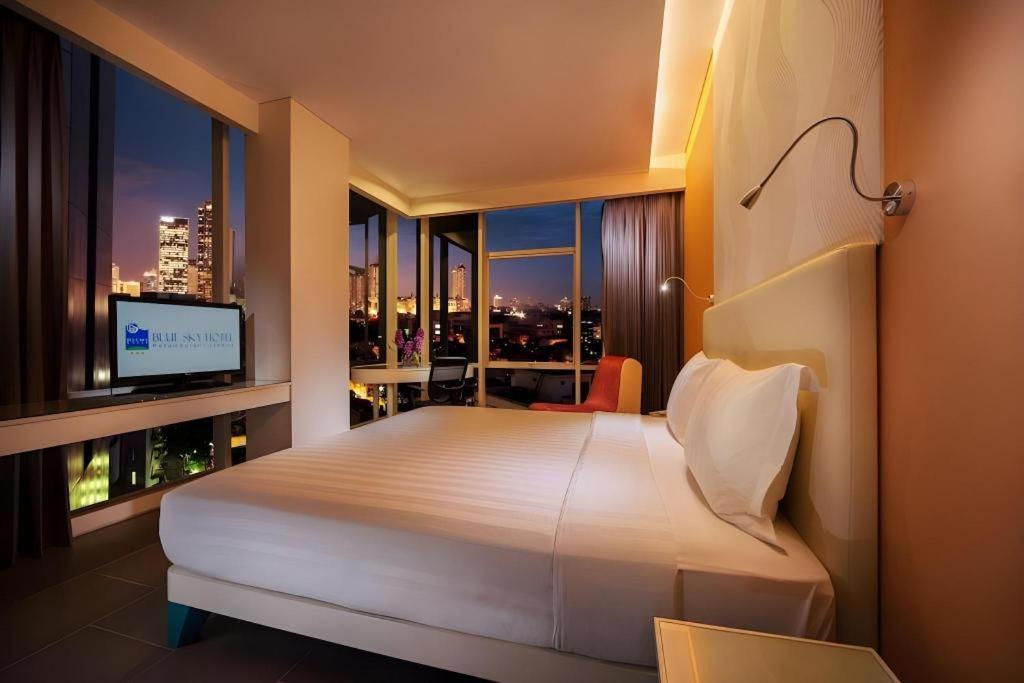 Blue Sky Hotel Petamburan Джакарта Экстерьер фото