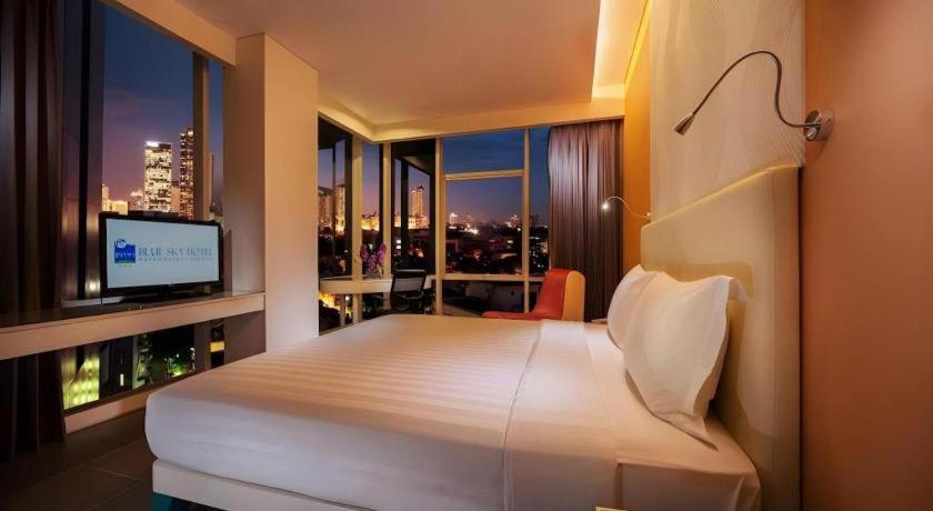 Blue Sky Hotel Petamburan Джакарта Экстерьер фото