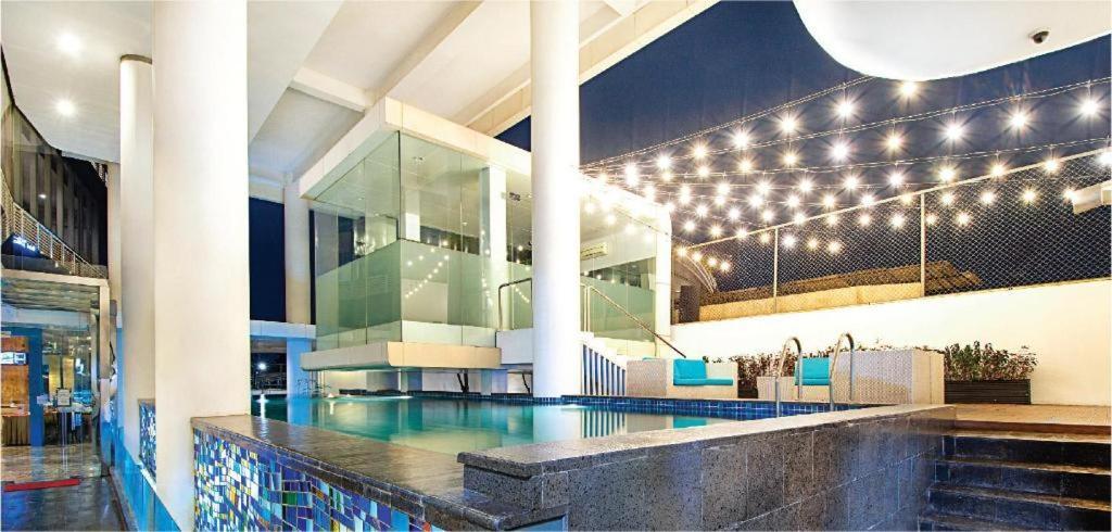 Blue Sky Hotel Petamburan Джакарта Экстерьер фото